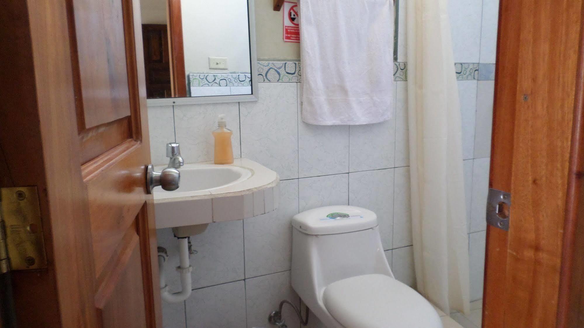 Hostal Miconia Puerto Ayora  Luaran gambar